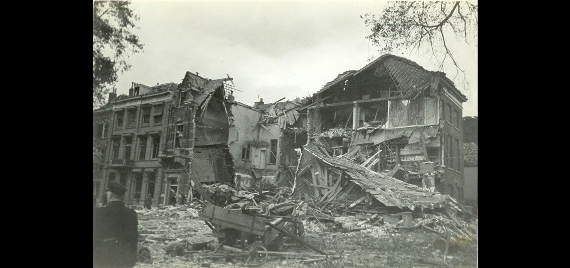 De ruïne van het huis van de familie Barto na het bombardement.